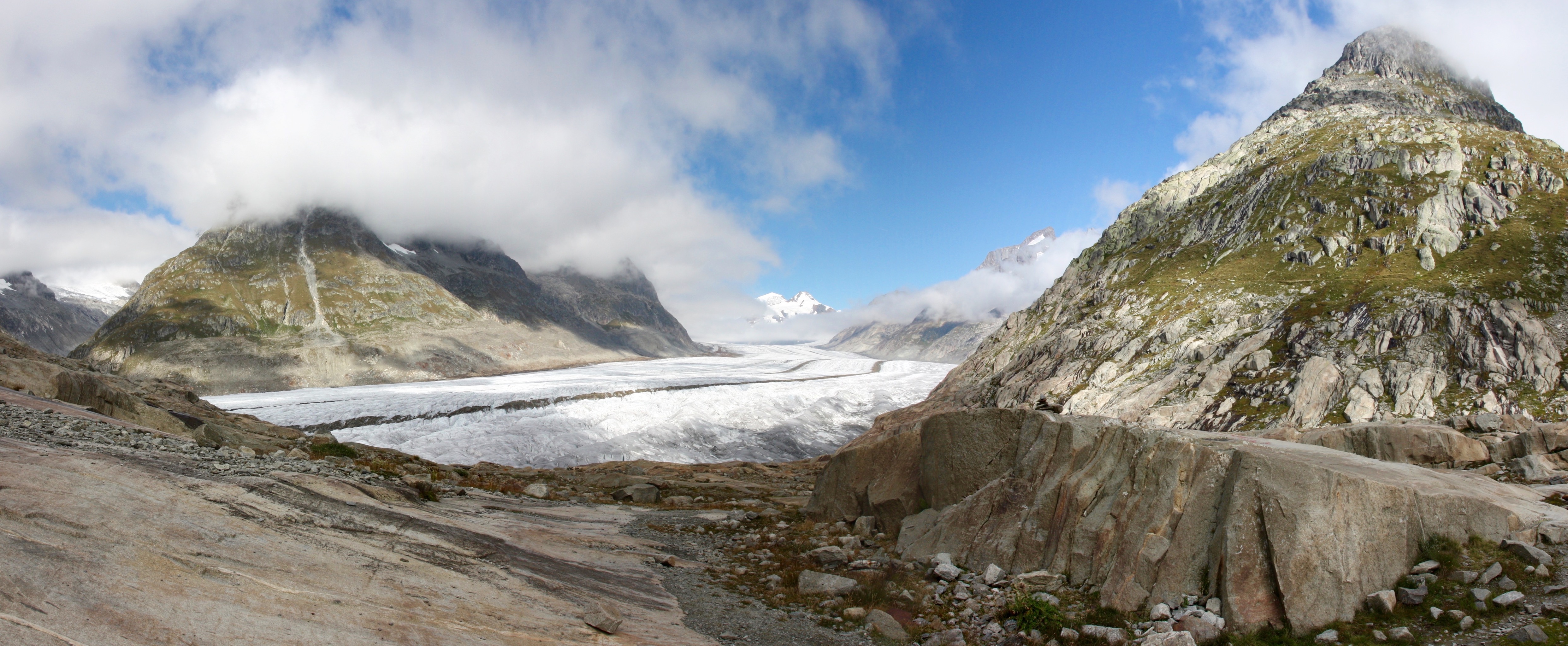 Panorama of the Aletsch Glacier from near the Märjelensee, with Strahlhorn (3027m) to the right.